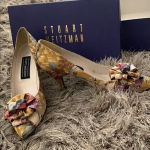 Never worn Stuart Weitzman Silkflower print pumps